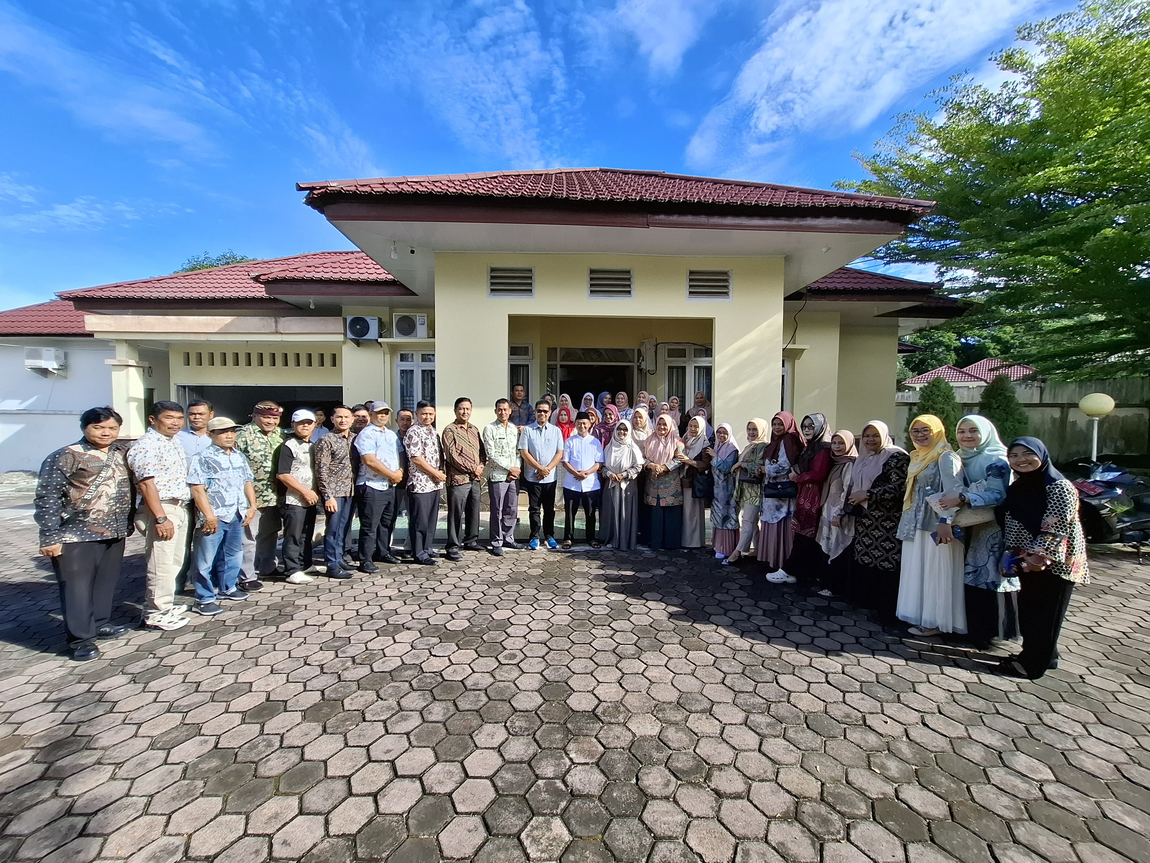 Wakil Ketua DPRD Pasaman Barat Supriono Halal Bi Halal dengan Pegawai Sekretariat Dewan